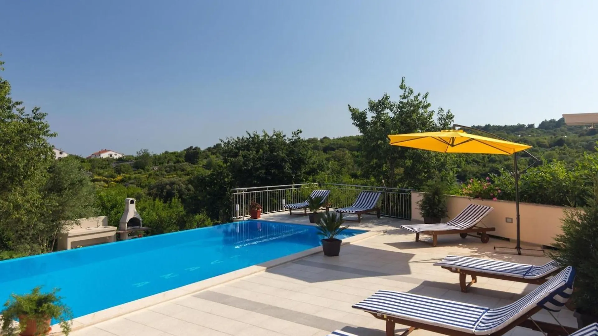 Two Bedroom Apartment With Balcony And Pool Krk Town