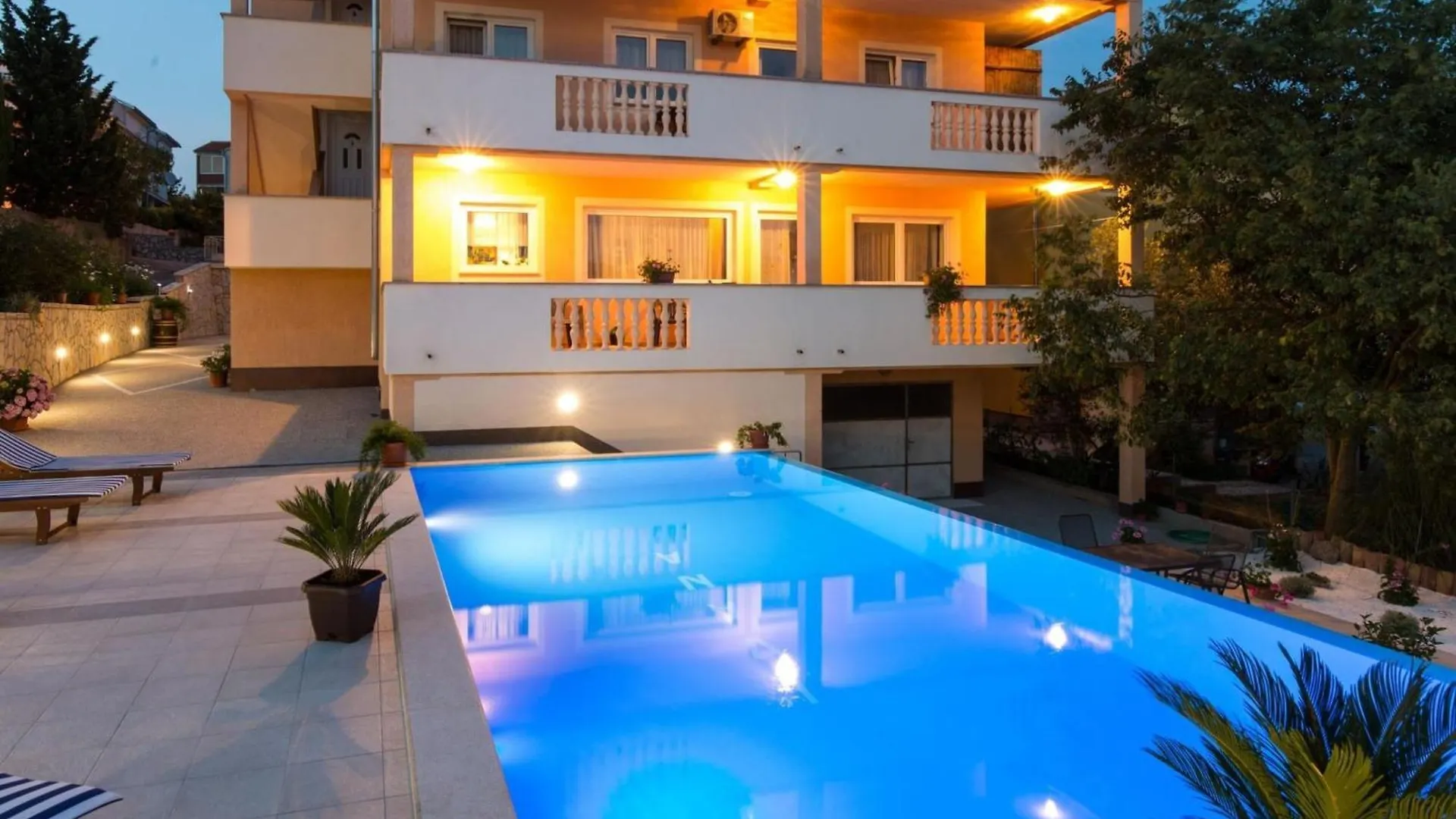 Two Bedroom Apartment With Balcony And Pool Krk Town