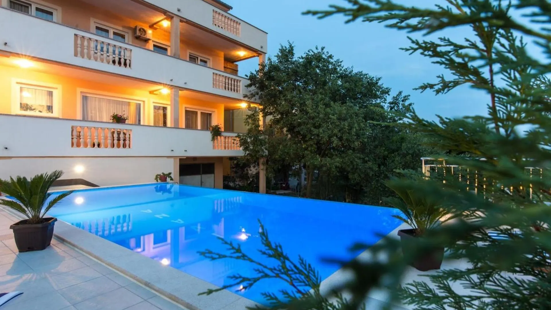 Two Bedroom Apartment With Balcony And Pool Krk Town